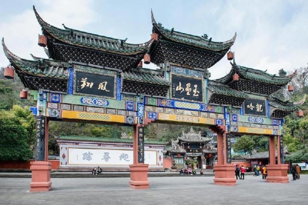 Holiday Inn Express Dujiangyan Ancient City Exterior photo